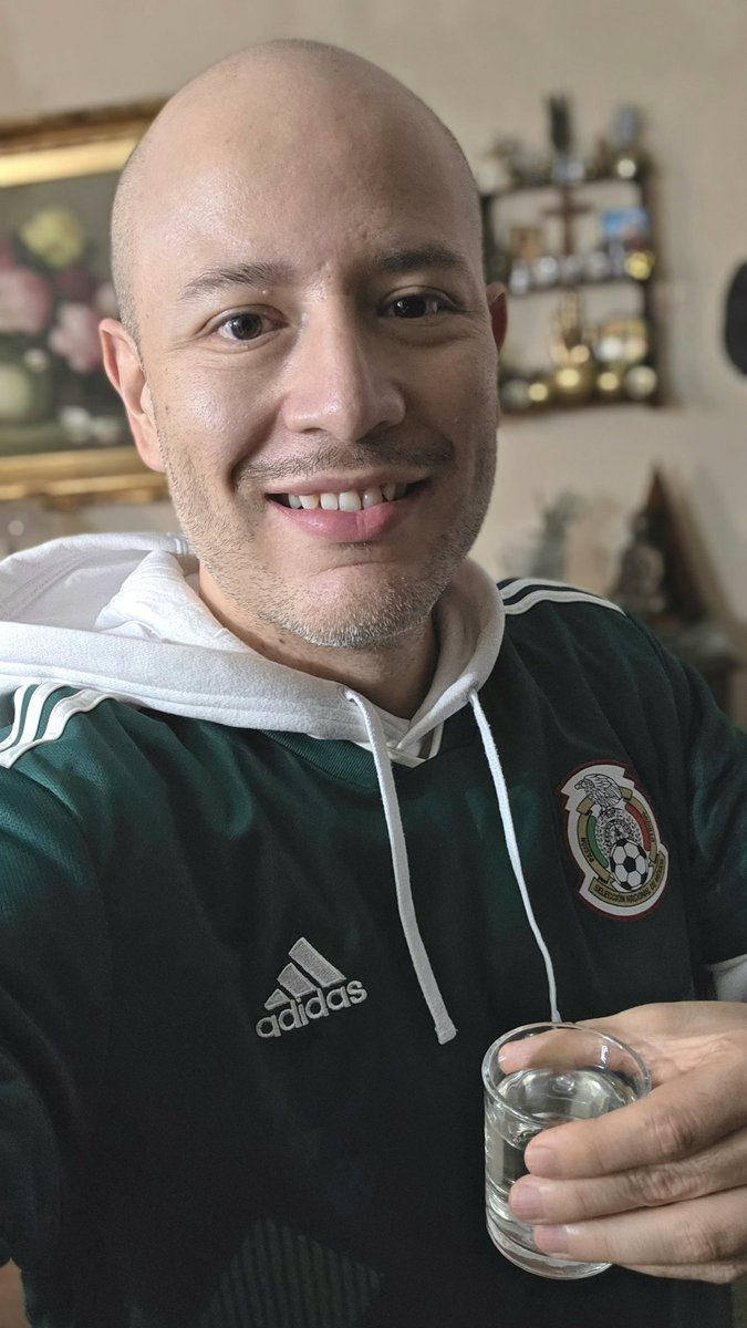 jemavr's tweet photo. Personalmente, me da un chingo de gusto. A mis 39 años, luego de nueve mundiales entre 🇺🇸 94 y  🇨🇦 🇲🇽 🇺🇸 26, veo, con harta satisfacción, a mi @miseleccionmx avanzar en un partido de matar o morir en un mundial 🥺🥳. Claro que amerita tequilazoo.. ¡VIVA MÉXICO, CABRONES! 🇲🇽🎉🍻 https://t.co/SsVXNobcA6
