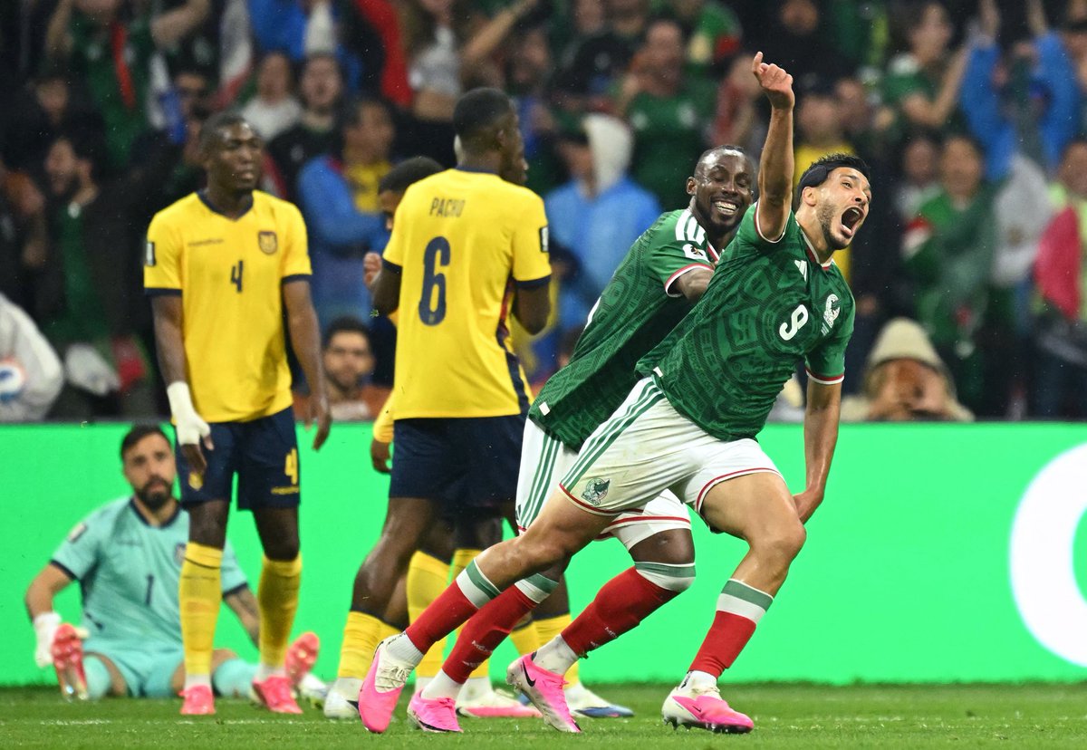 BaulFutMex's tweet photo. Sigan menospreciando nuestro futbol.
Sigan diciendo que no somos nada.
Sigan diciendo que México no sabe ganar.
Sigan hablando, sigan llorando, que México está en Octavos de Final. https://t.co/y6VsA0Hnhb