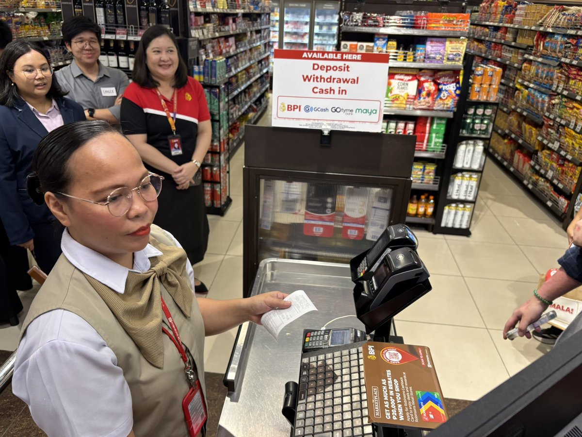 ABSCBNNews's tweet photo. BPI now allows customers to deposit and withdraw money from supermarket cashiers for free.

It has partnered with nearly 8,000 branches of groceries, pharmacies, convenience stores, and others. | via @jekkipascual https://t.co/KCzcqPmQ4Y