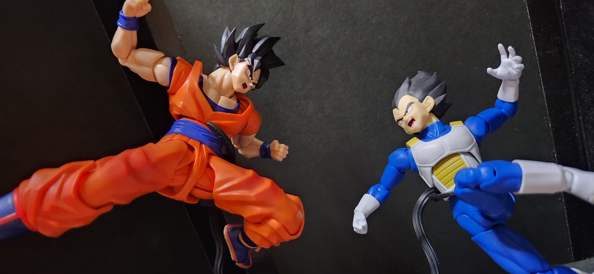iwamotty's tweet photo. フィギュアの対決のポーズってムズない？
#SHFiguarts https://t.co/I59C0ELIOq