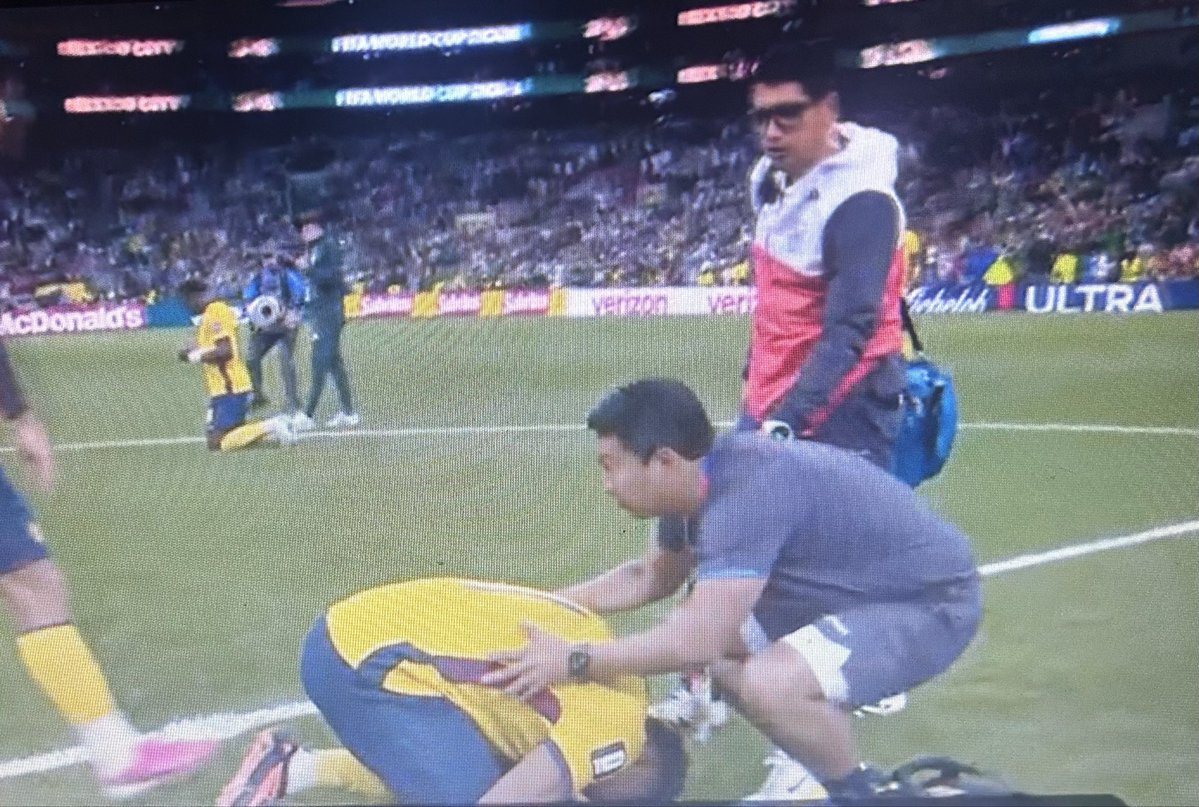 LuisRendonM's tweet photo. Hoy los ecuatorianos se van a dormir sin goles, sin mundial y sin luz
Viva México y viva @miseleccionmx https://t.co/Stf4TD0ro0