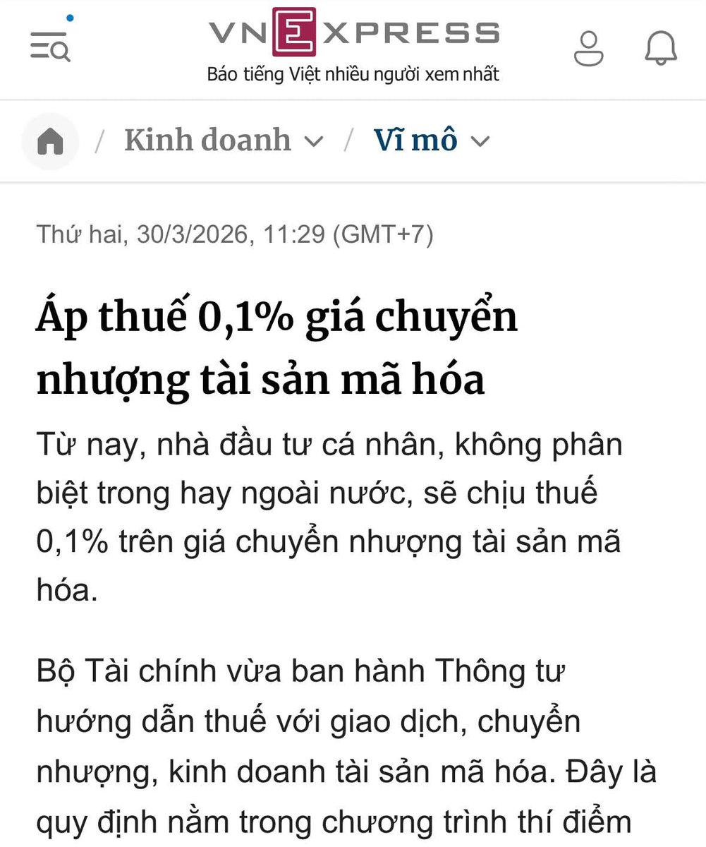 HuyDrift's tweet photo. Chuẩn Bị Gì Trước Thông Tin Luật Crypto?

Thuế 0,1% được nhắc là tính trên giá trị chuyển nhượng, không phải chỉ tính trên phần lời.

Theo như mình được hiểu:
Anh em chuyển nhượng 100 triệu, thuế là khoảng 100.000 đồng.
Anh em chuyển nhượng 1 tỷ, thuế là khoảng 1 triệu đồng.

Cái này khá giống cách tính thuế khi bán chứng khoán.
Nhà nước không ngồi tính từng lệnh anh em lời hay lỗ.
Mà tính theo giá trị giao dịch.

Nhưng crypto không giống chứng khoán.
Chứng khoán có công ty chứng khoán, có sàn trong nước, có dữ liệu rõ, bán xong thường được khấu trừ thuế tự động.

Còn crypto thì phức tạp hơn nhiều.
Anh em có thể giao dịch trên Binance, OKX, Bybit,...
Có thể mua bán P2P.
Có thể rút coin về ví riêng.
Có thể swap on-chain.
Có thể dùng nhiều ví, nhiều sàn, nhiều mạng blockchain khác nhau.

Nếu sau này cần kê khai, mình sẽ lấy dữ liệu ở đâu?

Đây mới là chỗ anh em cần chuẩn bị.
Không phải đợi tới lúc bị hỏi mới bắt đầu lục lại lịch sử giao dịch.

Theo mình, hiện tại anh em nên chuẩn bị 4 việc.

Một là lưu lịch sử giao dịch.
Mua gì, bán gì, ngày nào, trên sàn nào, giá trị bao nhiêu.
Đừng nghĩ “để sau tính”.
Sau này nhiều sàn đổi giao diện, giới hạn lịch sử tải về, hoặc tài khoản bị khóa xác minh, tìm lại rất cực.

Hai là lưu lịch sử nạp rút.
Tiền từ ngân hàng vào sàn.
Coin từ sàn ra ví và ngược lại.
USDT bán ra VND.
Những dòng tiền này sau này có thể cần giải thích.

Ba là giữ sao kê ngân hàng liên quan P2P.
Nếu anh em mua bán USDT qua ngân hàng, nên lưu lại dữ liệu rõ ràng.
Đừng để giao dịch lớn nhưng sau này không nhớ tiền đ�� từ đâu ra, chuyển cho ai, mục đích gì.

Bốn là giao dịch lớn thì nên hỏi người có chuyên môn.
Nếu dòng tiền qua ngân hàng lớn, P2P nhiều, hoặc thường xuyên rút nạp VND, tốt nhất nên hỏi chuyên gia thuế hoặc cơ quan thuế.

Đừng tự đoán. Vì mỗi trường hợp có thể khác nhau.

Nhưng bị quản lý thuế không có nghĩa crypto được dùng như tiền thanh toán.
Đây là hai chuyện khác nhau.

Một chuyện là nhà nước quản lý thuế với tài sản số.
Chuyện khác là crypto có được dùng để thanh toán hay không.

Khi pháp luật chưa cho phép, anh em vẫn không nên dùng crypto như phương tiện thanh toán.

Vậy nên tóm lại, trước thông tin luật crypto, anh em không cần hoảng.
Anh em càng hoảng, càng rối thì càng khó quản lý crypto và gặp nhiều vấn đề không cần thiết.

Người chuẩn bị sớm sẽ nhẹ đầu hơn người đợi tới lúc cần giải trình mới bắt đầu tìm lịch sử giao dịch.

Đừng sợ luật.
Hãy sợ mình không có dữ liệu để giải thích khi cần.

Lưu ý: Phân tích này chỉ mang tính tham khảo và giáo dục, không phải lời khuyên mua bán. Mình không cam kết thị trường sẽ đi đúng như nhận định. Hãy tự quản lý rủi ro, không giao dịch theo cảm xúc và luôn tuân thủ quy định pháp luật Việt Nam.