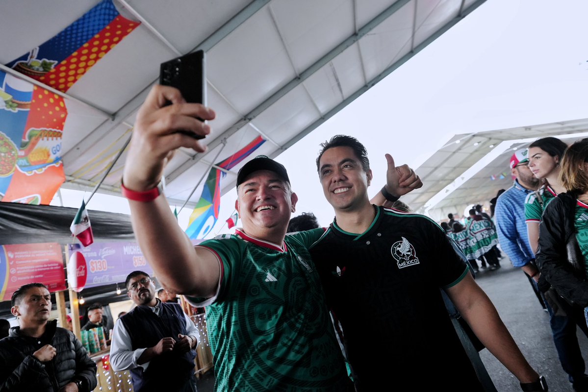 FeliFerMacias's tweet photo. México en 8vos!!!!🇲🇽⚽️

Y si, sí..?? 

#QuerétaroConFuturo https://t.co/06MBPlpKIG