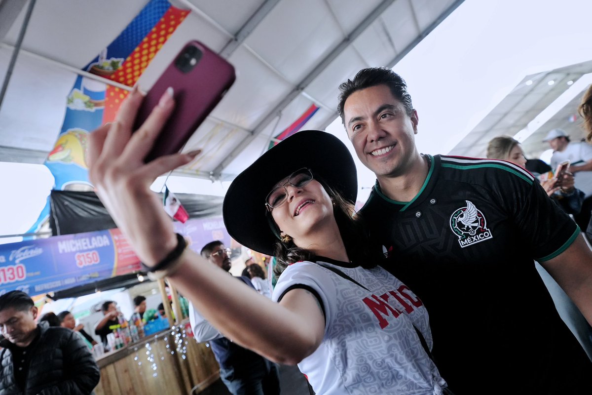 FeliFerMacias's tweet photo. México en 8vos!!!!🇲🇽⚽️

Y si, sí..?? 

#QuerétaroConFuturo https://t.co/06MBPlpKIG