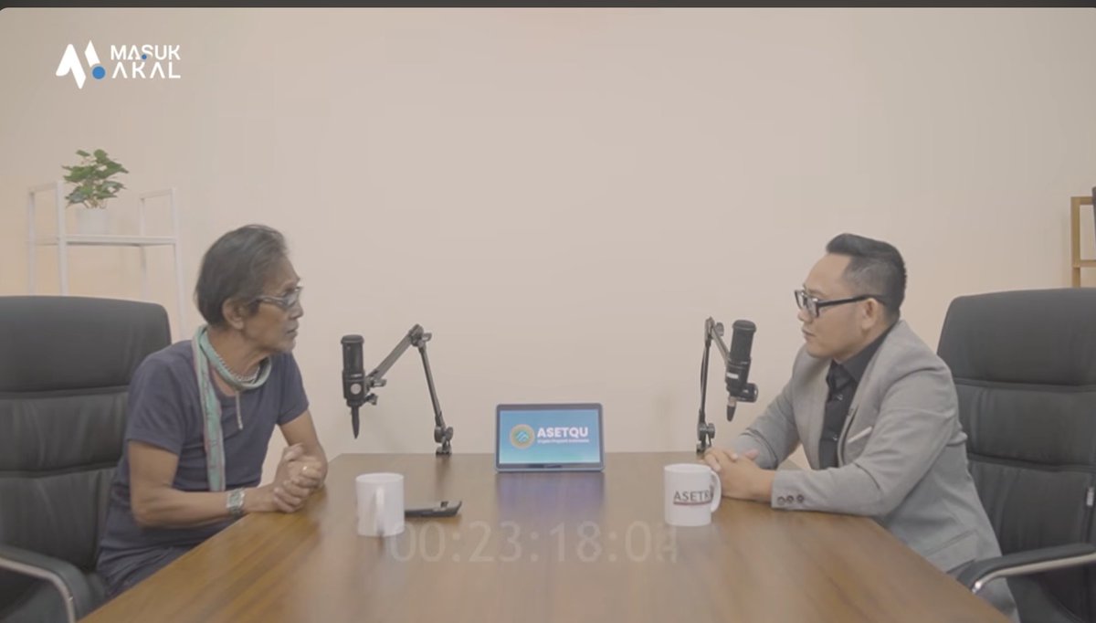 LambeSahamjja's tweet photo. Kritik dari Prof. Feri untuk Prabowo yang selalu bilang negara kita besar dan akan maju di 2030:
- indonesia kapal tanpa kompas
-  regulasi berubah-ubah, tidak ada arah yang jelas
- IHSG nyungsep sendirian
- seluruh dunia naik, Indonesia minus boroknya dari dalam, bukan salah global
- Mimpi basah IHSG 28.000 tahun 2029 
- cuma ngibul hitung-hitungannya tidak ada
- MBG, Kopdes, latsarmil = 3 kesalahan besar
-  paradigma salah dari awal, harusnya fokus lapangan kerja
- Patriot Bond = mesin cuci uang berselubung negara 
-  "negara Karang Taruna"= negara pungli
- coba kalau serius berantas korupsi pertama gausah jauh2 kemana fokus kesitu aja fix negara maju
