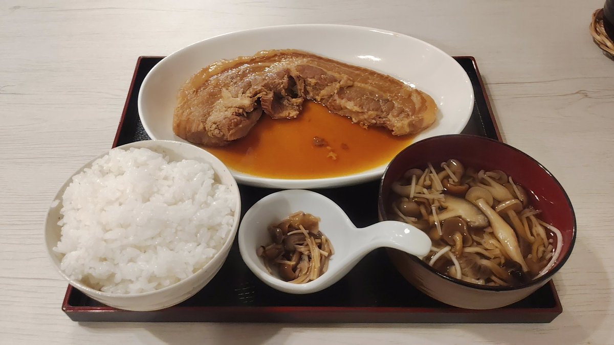 MSR910's tweet photo. 北見から帰る途中
愛別で昼飯

愛別食堂　おちこち

以前から気になるお店で
豚角煮定食（１本）が有名

あぁ～確かに、箸でちぎれる柔らかさ
お味は　～

柔らかい歯応え
味わう

んっ？
角煮って、こんな感じだった？
自問自答 https://t.co/8EjfCQui0I