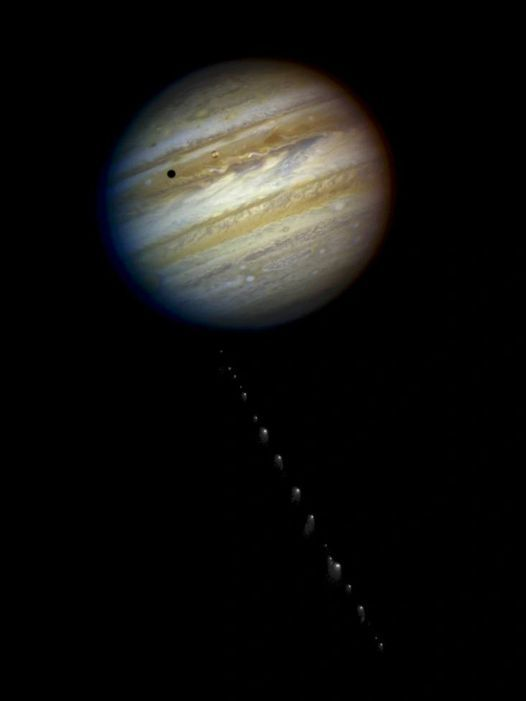 Astro_Cady's tweet photo. #OTD 7/1/1993: @NASAHubble imaged fragments of ☄️#comet #ShoemakerLevy9. A little over a year later, these fragments collided with #Jupiter, becoming the first observed collision of celestial bodies in our #solarsystem:
https://t.co/PDB6UHAWzp 
@NASASolarSystem #space #astronomy https://t.co/ZsrlykosgG