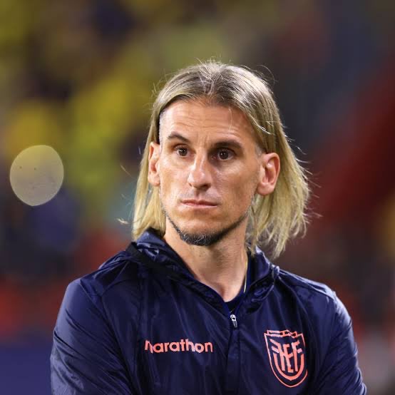 golesendir_'s tweet photo. Es el peor partido que he visto de una selección en este Mundial. Una trasnochada en vano. El ataque posicional está recibiendo santos óleos, cada partido lo ratifica. Muy domesticada Ecuador por la idea del entrenador. Ni siquiera el episodio ante Alemania les dio la rebeldía o la postura para buscarlo. Más preocupada por cumplir la estructura que por jugar a la pelota y ganar el partido. Lo expuestos que están quedando los entrenadores de esta corriente en el Mundial ya da escalofríos. 

Una pena la versión que deja Ecuador. Hay maneras de perder y está en el subsuelo de las peores.