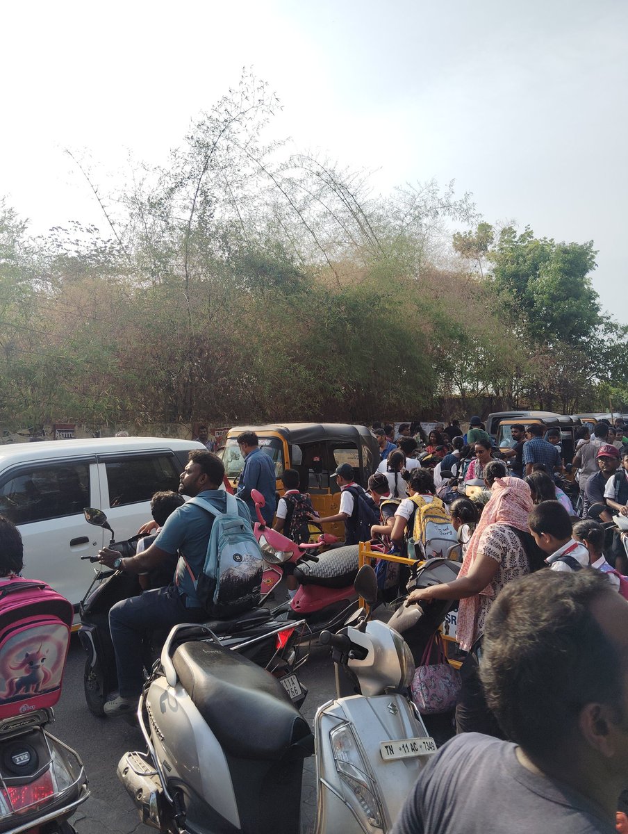 kvs1389's tweet photo. @COPTBM @CMOTamilnadu @chennaipolice_ @tnpoliceoffl Haphazard Congestion reported. Pics and video taken on June 17th. @COPTBM , @CMOTamilnadu and @chennaipolice_ , @tnpoliceoffl . Thirumurugan salai, Chitlapakkam. More details in online complaint - OLC7752600030712. It will again happen today evening 4.15pm. please help sir. https://t.co/RPa1wLYwkG