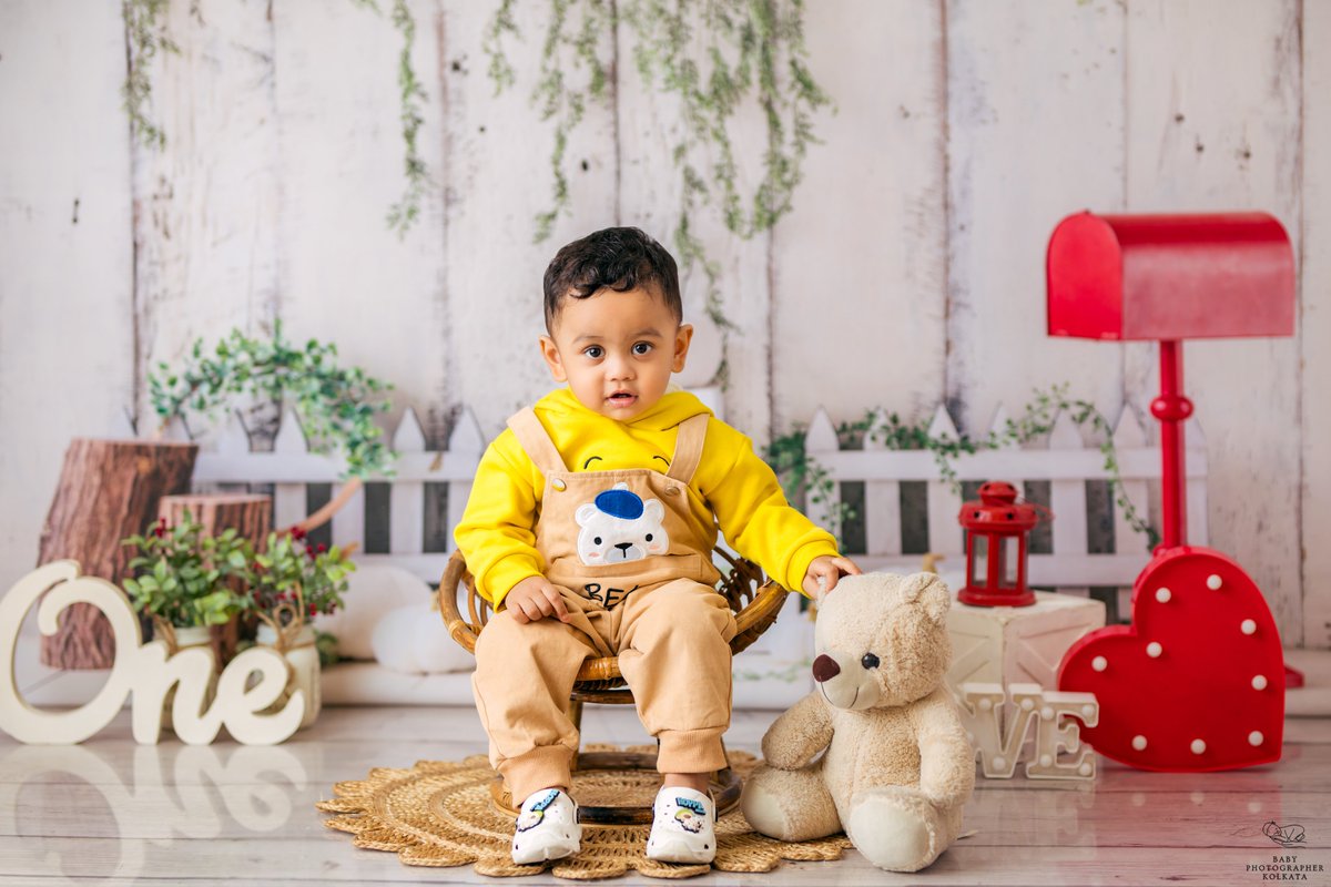 BabyKolkata's tweet photo. "One candle, one year, a thousand memories 🎂✨ Celebrate your little one's first birthday with a magical photoshoot they'll cherish forever! 📸 #OneYearOld #BabyPhotography #Kolkata #FirstBirthday" https://t.co/hCOkEtdKn1