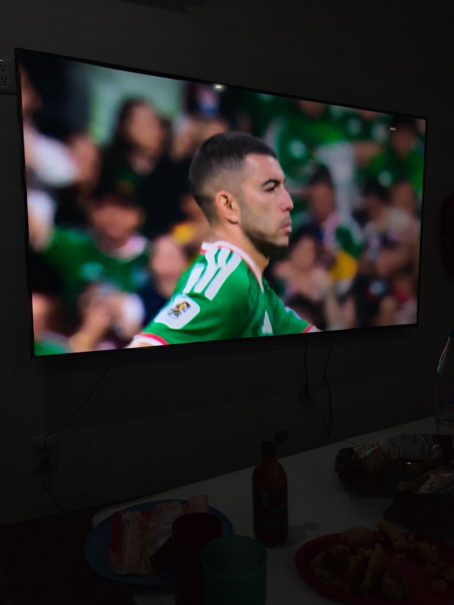 Jjlopez_almejo's tweet photo. Queriendo tanto como quiero a la nación ecuatoriana, por la única razón que me alegra la victoria mexicana es por la alegría que le da a millones y millones de mexicanos, a los que les permite olvidarse un poco de la dureza de la vida, y gozar con locura. Además, imagino la jeta larga que está haciendo el presidentito de bolsillo corrupto del Ecuador.