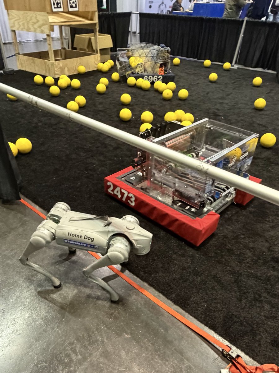 catarina_chia's tweet photo. lil robot meetup &amp; humanoid cybertruck

doesn’t get more Silicon Valley than this https://t.co/gdkrXmLEqc