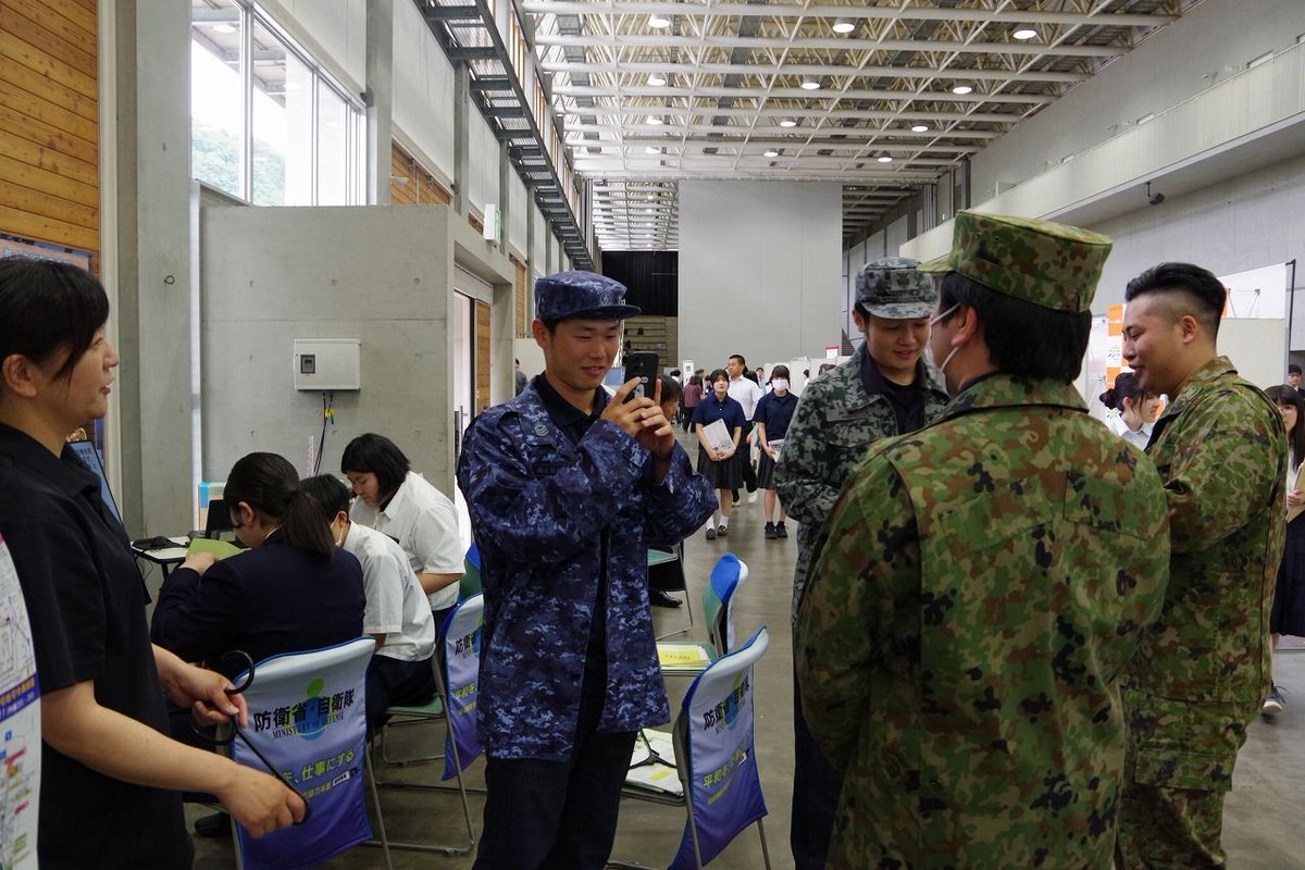 iwate_pco's tweet photo. #岩手地方協力本部 二戸地域事務所（所長上村２陸尉）は、６月10日（水）、#二戸市 カシオペアメッセなにゃーとメッセホールにおいて開催されたカシオペアしごとフェア２０２６（合同企業説明会）へ参加しました。
https://t.co/VHlj7NWD1S https://t.co/uR4R00TWCg