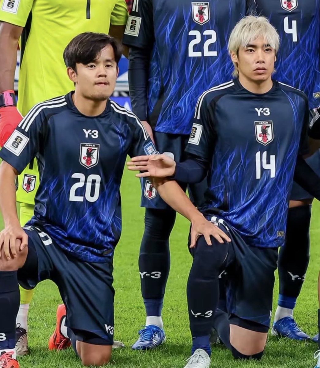 mikenekomaru08's tweet photo. なぜか膝を触りにいく久保建英選手と、拒否する伊東純也選手。
ホント仲良しだよねｗ https://t.co/2LAtPr3Zin