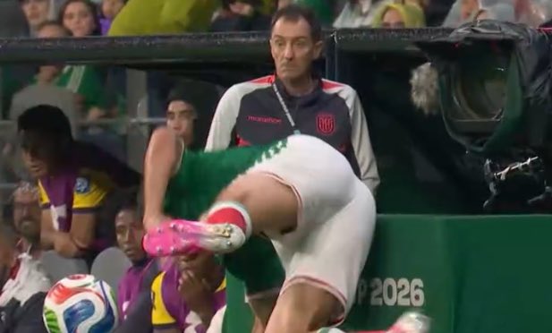 LolitaPlatan0's tweet photo. Que Raul Jimenez nos siga regalando esas postales manas! 🍑🫦 https://t.co/EBye7Us2Sy