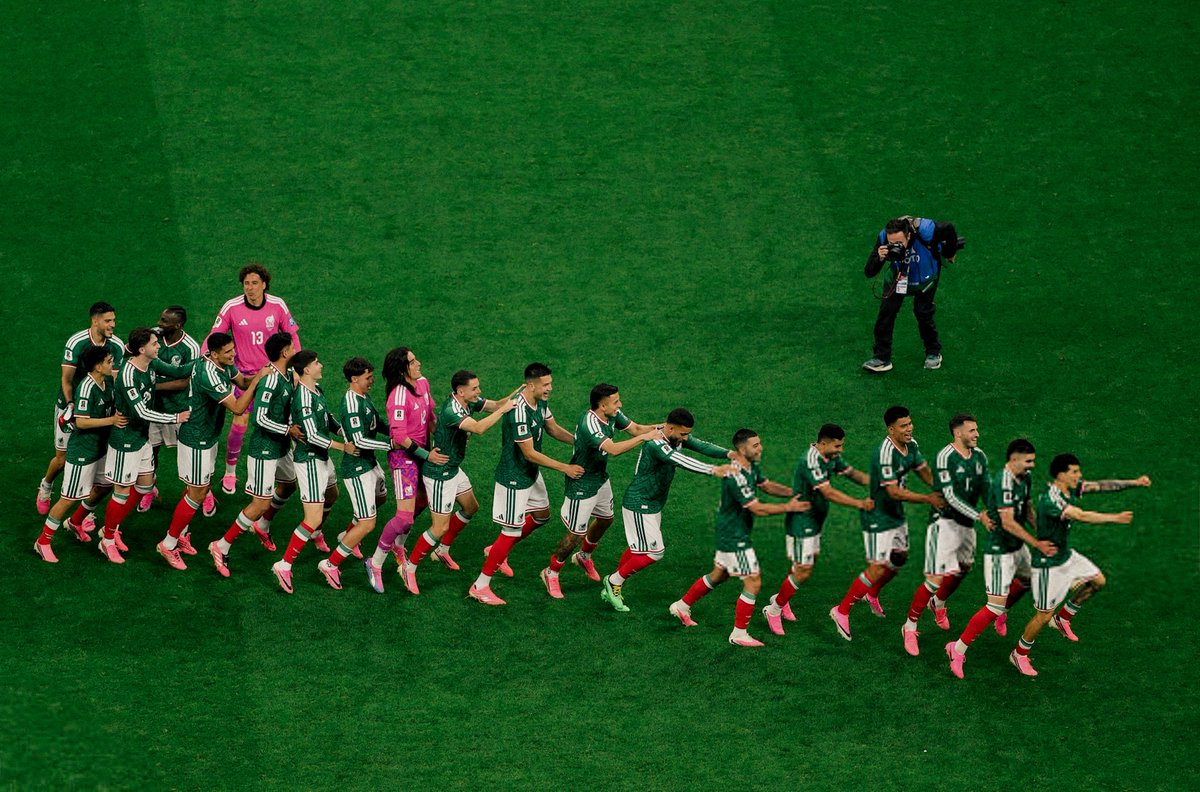 _gjr7's tweet photo. Vamos, México 🇲🇽🔥 .
#FIFAWorldCup | #MEXECU https://t.co/2yoO96eYTa