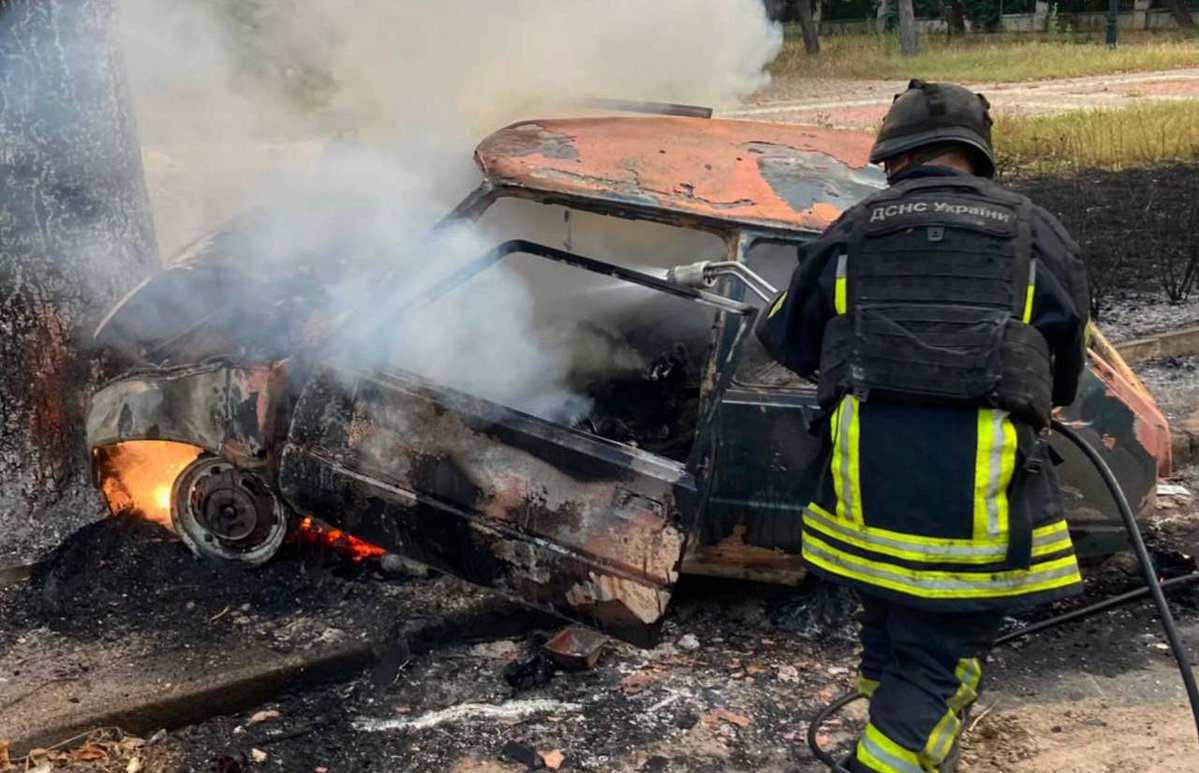 NAFOvoyager's tweet photo. russian human safari continues in Ukraine.

Kherson.

A russian FPV drone deliberately hunted down a civilian car.

A 50-year-old man was killed.

His only "crime" was being Ukrainian. https://t.co/828X9IyZ51