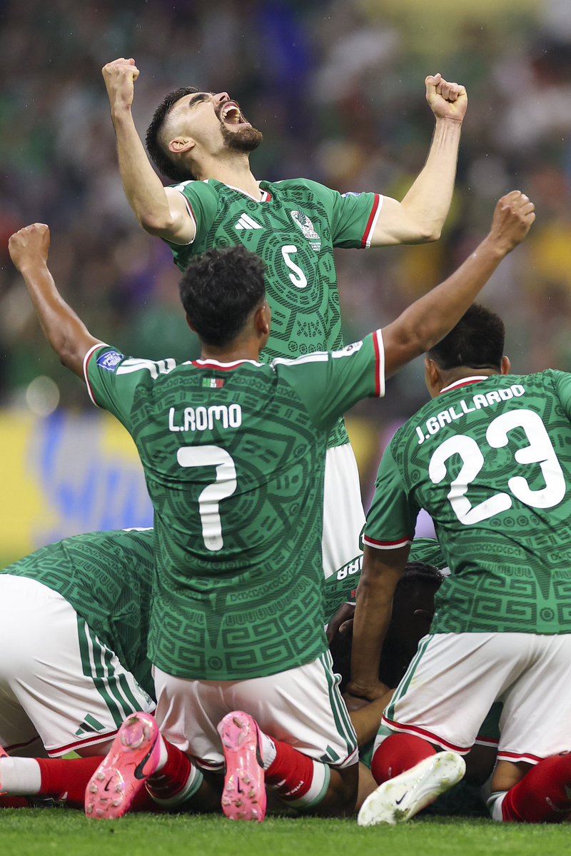 SerieA_EN's tweet photo. Another victory and clean sheet for Genoa’s Johan Vásquez and Mexico! 🇲🇽

#FIFAWorldCup https://t.co/55TtUtx09B