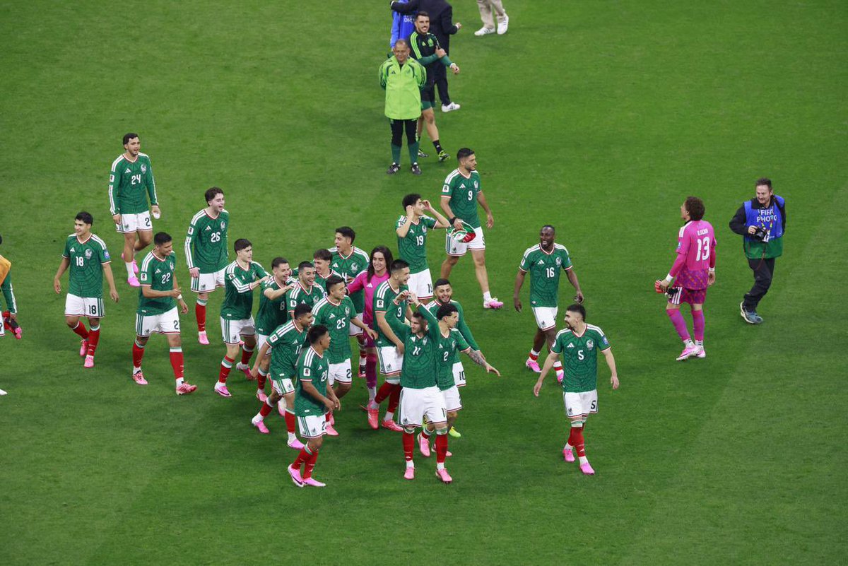 elgmx's tweet photo. 🇲🇽💚 ¡Juntos lo lograron!

El silbatazo final desata la fiesta en el Estadio Ciudad de México. Entre aplausos, abrazos y sonrisas, la Selección Mexicana celebra con su gente una victoria que ilusiona a todo un país. 🇲🇽🙌

Con un 2-0 sobre Ecuador, el Tri da un paso firme que nos hace cuestionar: ¿y si sí? ❤️⚽

📸 Fotos: Diego Simón y Luis Camacho
