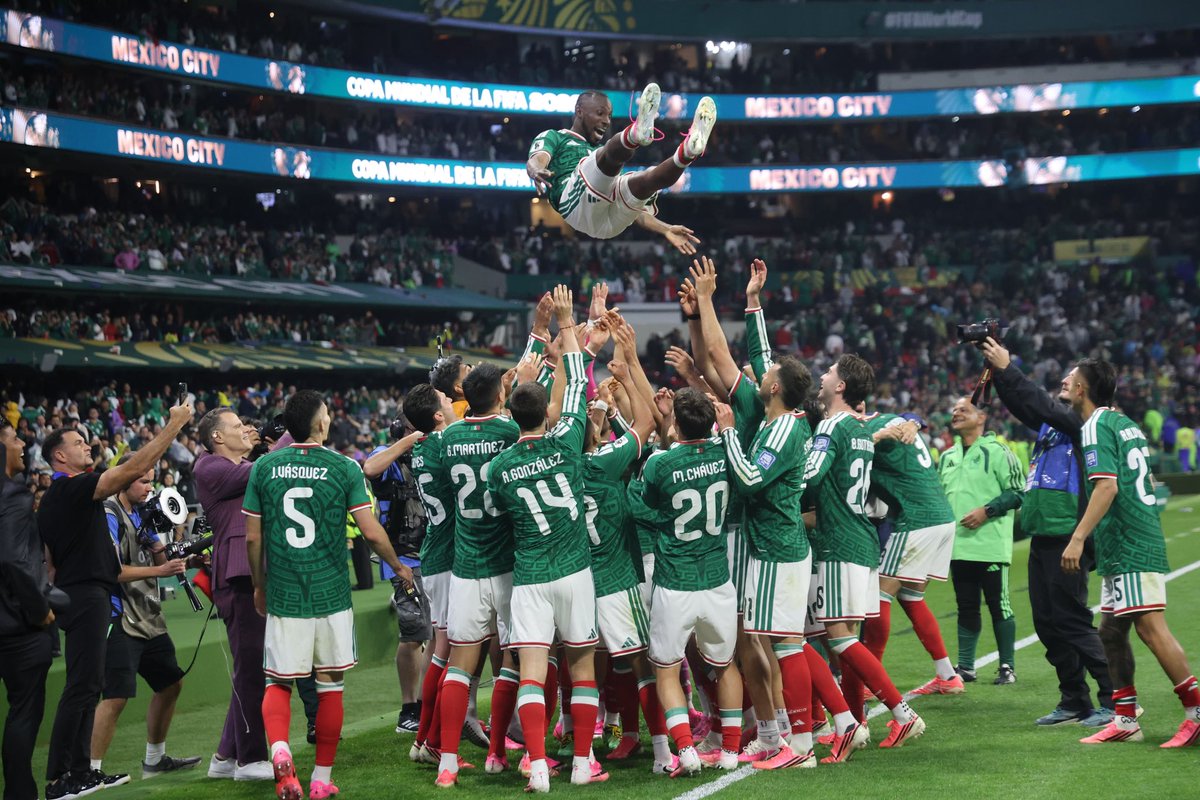 elgmx's tweet photo. 🇲🇽💚 ¡Juntos lo lograron!

El silbatazo final desata la fiesta en el Estadio Ciudad de México. Entre aplausos, abrazos y sonrisas, la Selección Mexicana celebra con su gente una victoria que ilusiona a todo un país. 🇲🇽🙌

Con un 2-0 sobre Ecuador, el Tri da un paso firme que nos hace cuestionar: ¿y si sí? ❤️⚽

📸 Fotos: Diego Simón y Luis Camacho