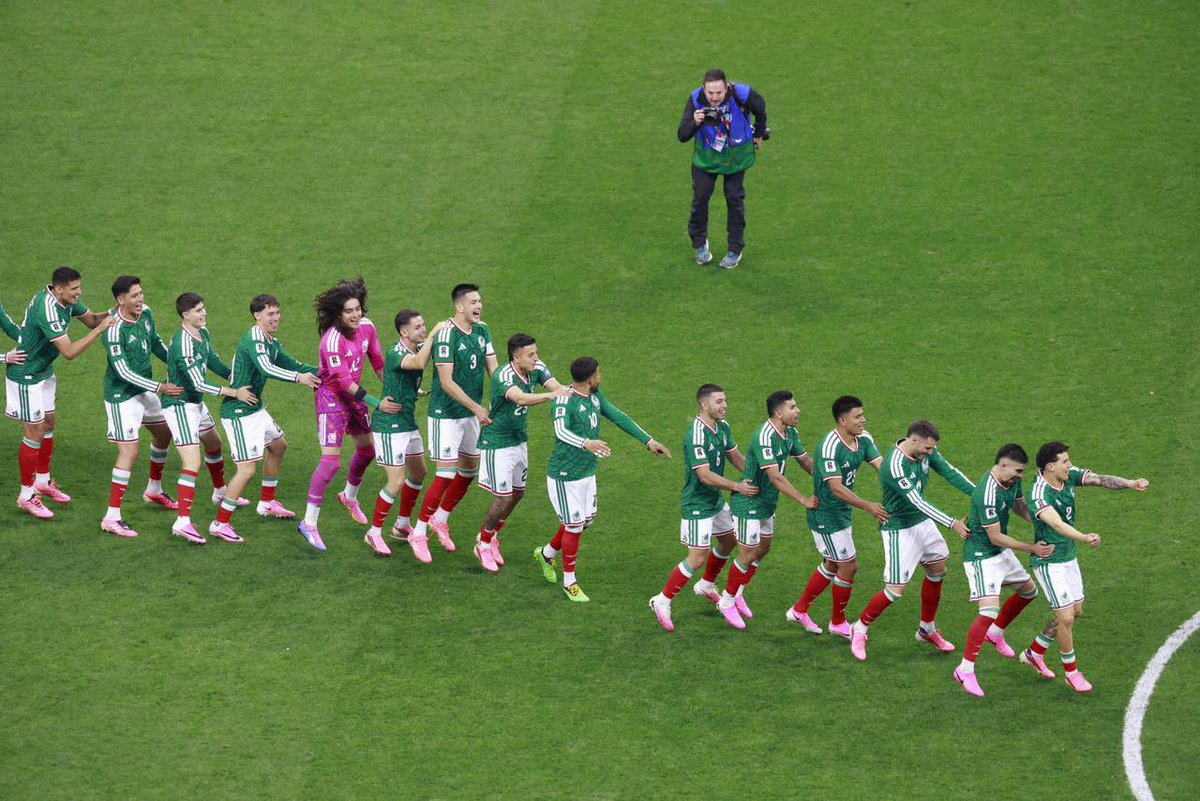 elgmx's tweet photo. 🇲🇽💚 ¡Juntos lo lograron!

El silbatazo final desata la fiesta en el Estadio Ciudad de México. Entre aplausos, abrazos y sonrisas, la Selección Mexicana celebra con su gente una victoria que ilusiona a todo un país. 🇲🇽🙌

Con un 2-0 sobre Ecuador, el Tri da un paso firme que nos hace cuestionar: ¿y si sí? ❤️⚽

📸 Fotos: Diego Simón y Luis Camacho