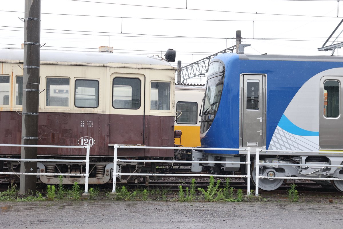 Chobuchobu_1072's tweet photo. ことでん仏生山駅

約100歳 と ０歳が繋がってる。
120号の力を借りて
ことでん2000形を入替したようですね(^^)

青い電車、違和感ありまくりですが、だんだん馴染んでいくんでしょうね。

2026/07/01 https://t.co/PEDTKmWsx2