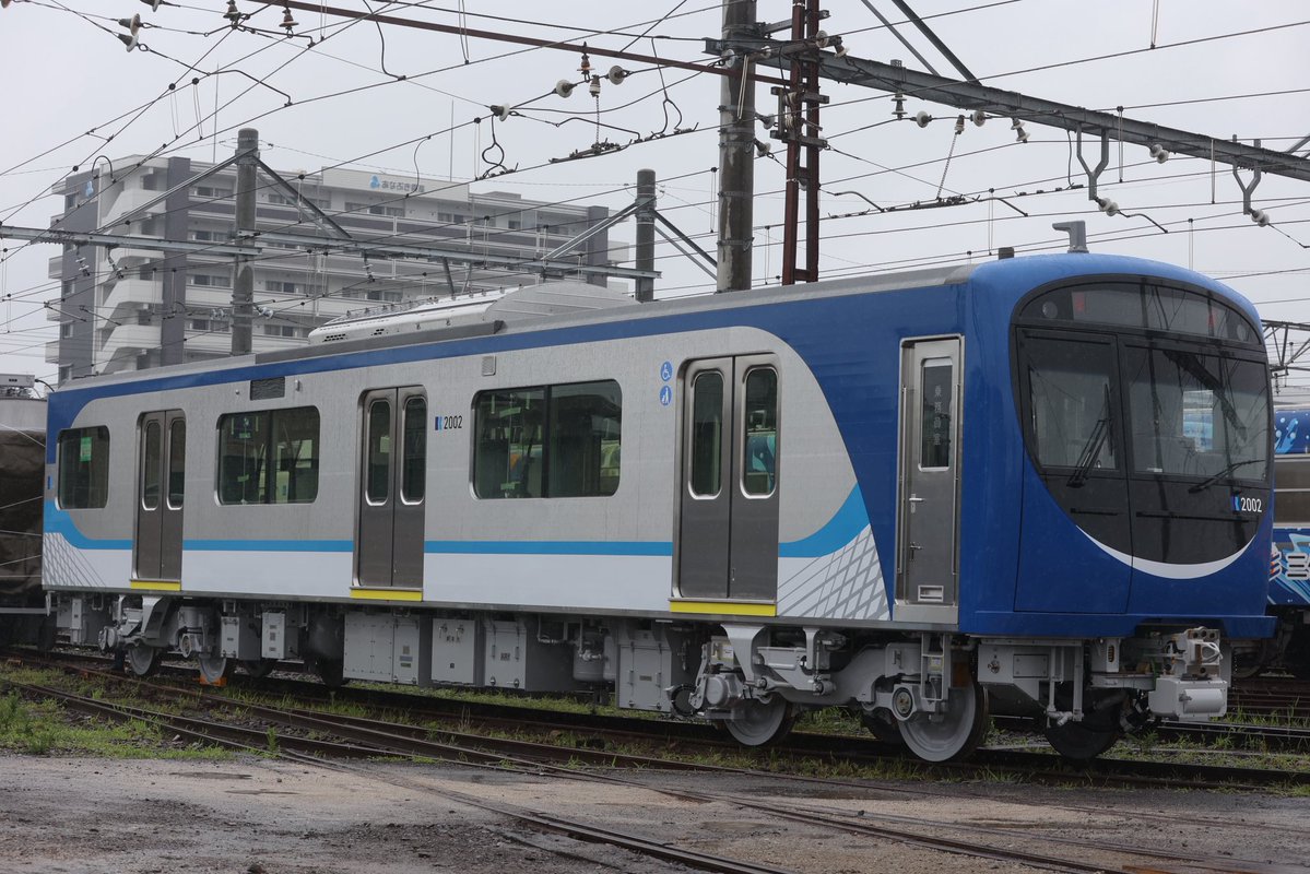 Chobuchobu_1072's tweet photo. ことでん仏生山駅

約100歳 と ０歳が繋がってる。
120号の力を借りて
ことでん2000形を入替したようですね(^^)

青い電車、違和感ありまくりですが、だんだん馴染んでいくんでしょうね。

2026/07/01 https://t.co/PEDTKmWsx2