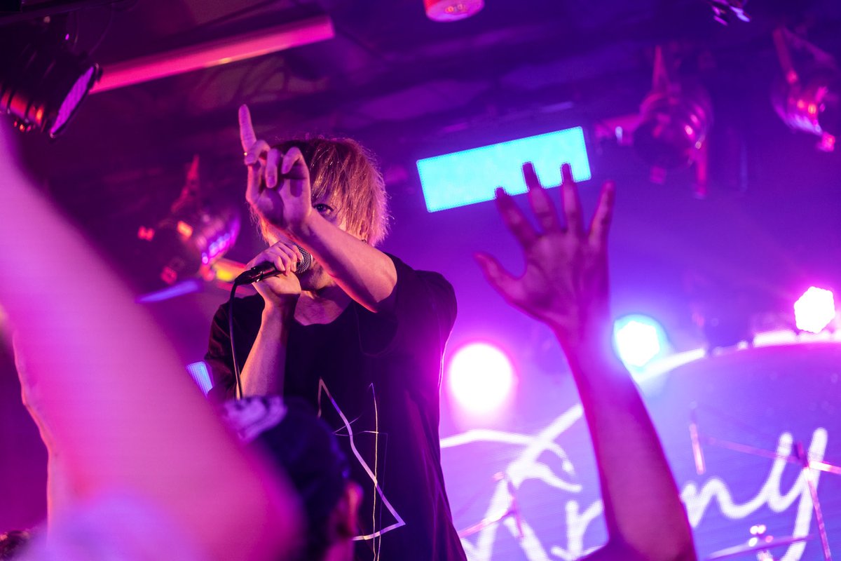 bakura_vo's tweet photo. もう7月！下半期！
次回のCronyは7/28(火)Zirco Tokyoにて幸平バースデーです！40の大台👴
写真は先日の原宿RUIDOでのライブを！
またライブハウスで待ってます✌️🔥
photo by @AaaSpy https://t.co/sTyrxVcHAK