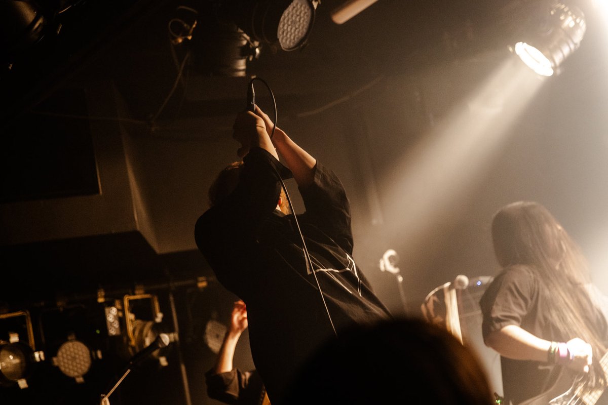bakura_vo's tweet photo. もう7月！下半期！
次回のCronyは7/28(火)Zirco Tokyoにて幸平バースデーです！40の大台👴
写真は先日の原宿RUIDOでのライブを！
またライブハウスで待ってます✌️🔥
photo by @AaaSpy https://t.co/sTyrxVcHAK