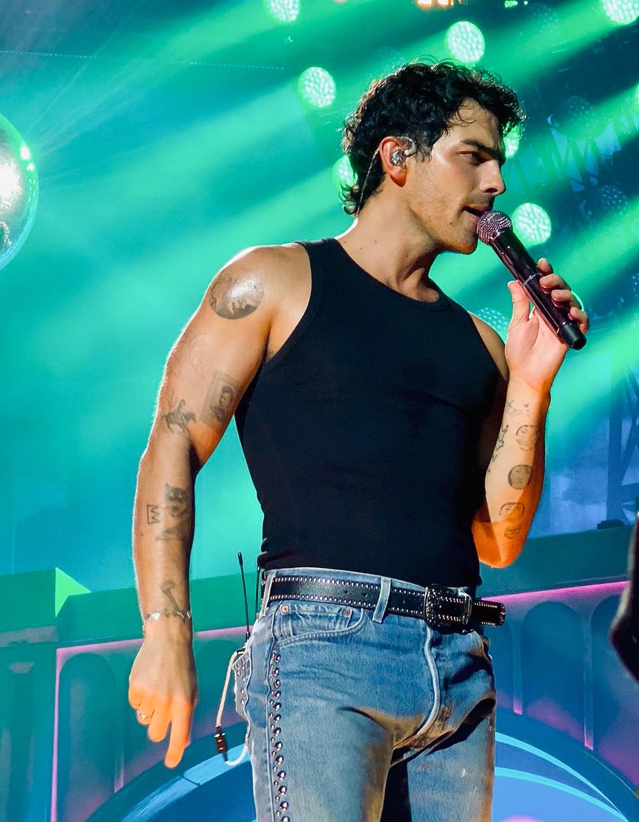 joejonasarchive's tweet photo. joe jonas. https://t.co/eGyouETvu5