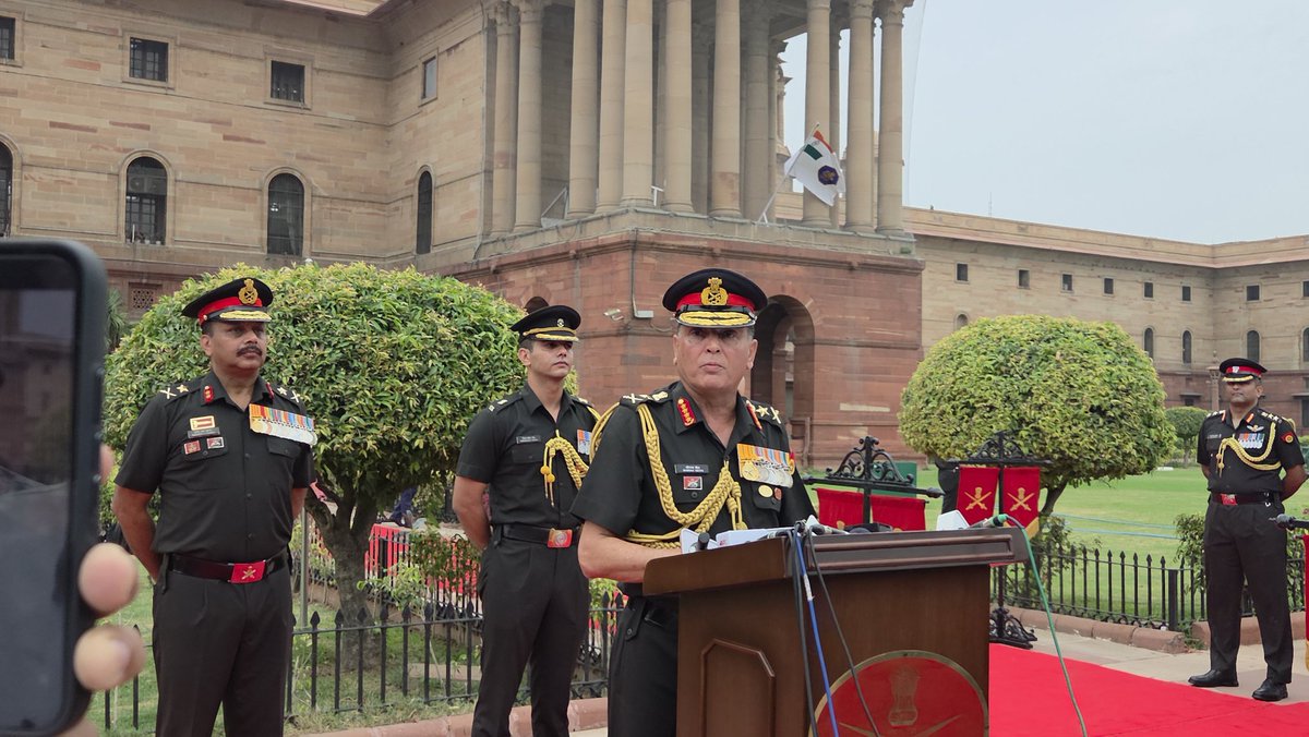sidhant's tweet photo. New Indian army Chief General Dhiraj Seth gives "Vijay" mantra

V- Vigilance 
I- Innovation 
J- Jointness
A- Atmanirbharta
Y- Yodha First https://t.co/ERm2fErSxp