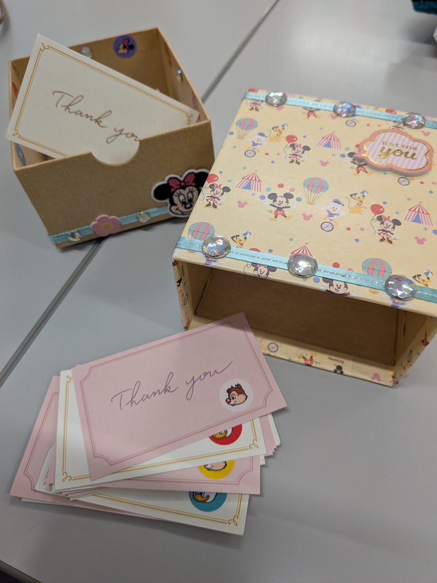 Megumiluckroute's tweet photo. いよいよ学業に専念せねばとグランドオープンから４年間勤めたバイトを退職しました。めっちゃ可愛いメッセージBOXもらった！嬉しい！ありがとう！ https://t.co/PnkuDTtlKp