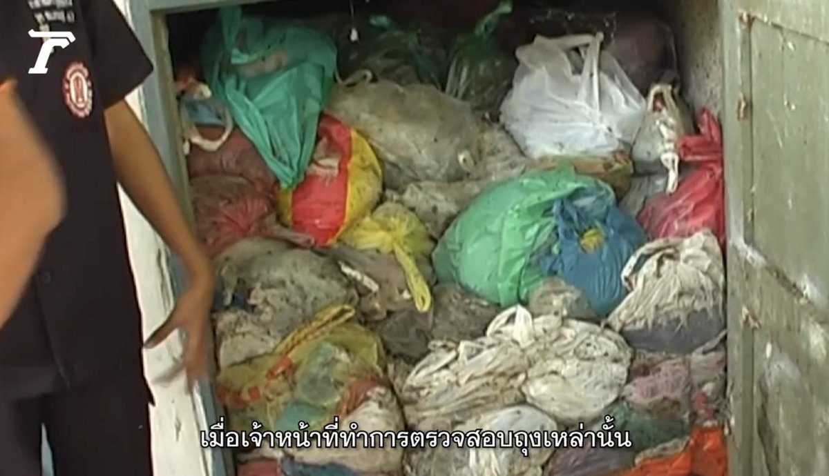 MNormalll's tweet photo. สุสานทารก 2,002 ศพ วัดไผ่เงินฯ 

- เรื่องมันเกิดจากมีน้องหมาจรแถวตลาดวัดไผ่เงิน คาบถุงพลาสติกบางอย่างเข้ามาแทะในตลาดส่งกลิ่นเหม็นตลบอบอวลไปทั่ว

- ทำให้พ่อค้าแม่ขายและชาวบ้านในบริเวณดังกล่าวเกิดความสงสัย จึงไปดู พบ! น้องหมากำลังแทะหัวกะโหลกเด็กอยู่ ชาวบ้านจึงรีบแจ้ง จนท.😨

- จนท. หลังรับแจ้งจึงได้ตามหาต้นตอของถุงดังกล่าว ก่อนพบว่า ทั้งหมดมาจากโกดังเก็บศพหมายเลข 17 ของวัด ซึ่งเต็มไปด้วยถุงพลาสติกกองพะเนิน โดยในขณะกำลังเปิดโกดัง กองถุงพลาสติกได้ทลายจนล้นออกมาข้างนอก

- ที่ช็อคคือ ถุงพลาสติกทั้งหมดคือ “ศพเด็กทารก”จำนวน 348 ศพ ในสภาพต่างๆ ที่ไม่สามารถบรรยายได้

- ช็อคกว่าคือ ภายหลังตรวจสอบ จนท. พบว่าไม่เพียงแต่โกดังหมายเลข 17 ยังมีหมายเลข 9 และ 10 ที่บรรจุศพของทารกน้อยเอาไว้ โดยนำมารวมกันมีจำนวนมากถึง 2,002 ศพ!!!😱

- จนท.จึงตามหาผู้มีส่วนรู้เห็นเกี่ยวข้องกับเรื่องนี้ จนท้ายที่สุด “สัปเหร่อของวัด 2 คน”สารภาพ

- ช็อค 3 สัปเหร่อสารภาพว่า ศพเด็กทารกมีที่มาจาก “คลินิกทำแท้งเถื่อน” ของ ลัญฉกร จันทมนัส อดีตผู้ช่วยหมอและพยาบาลประจำคลินิคทำแท้งเถื่อน ที่หันมาเปิดคลินิกตัวเองและเปิดมาอย่างยาวนาน 

- ยังบอกอีกว่าปกติตนจะทยอยเผา แต่เนื่องด้วยในช่วงนี้เตาเผาในเมรุของวัดเสีย จึงต้องเก็บศพเอาไว้ในโกดังเป็นจำนวนมากจนล้นออกมา

- คดีนี้เป็นผลทำให้ จนท.กระตือรือร้นที่จะปราบปรามและจับกุมหมอ พยาบาลที่ลักลอบเปิดคลินิคเถื่อนอีกหลายแห่งในกรุงเทพฯ และปริมณฑล

Cr. The Momentum ,ไทยรัฐออนไลน์