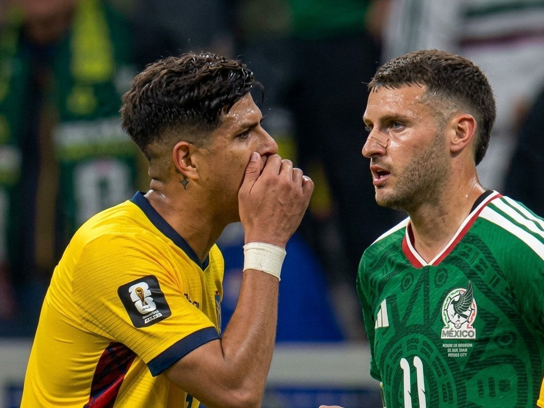 ZuritaCarpio's tweet photo. El Chaquito Giménez no hizo gol, pero puso locos a los defensas de #Ecuador
Aguantó patadas, codazos e hizo caer en el error al defensa del Arsenal. 👌🏽 https://t.co/WRblOcTvSV