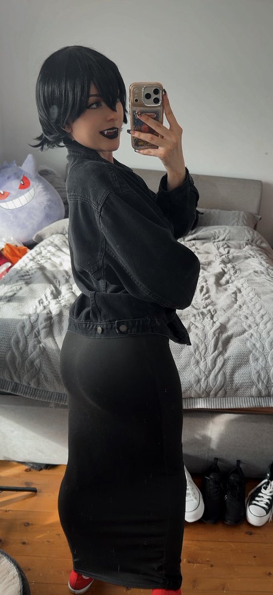 minacakes_12's tweet photo. A casual Mavis look<333 🦇
I just rewatched Hotel Transylvania, sooooo also Mavis will always wear her chucks no matter whatttt
#Mavis #cosplay #MavisDracula #fangs #OOTD https://t.co/739PoJGY5s