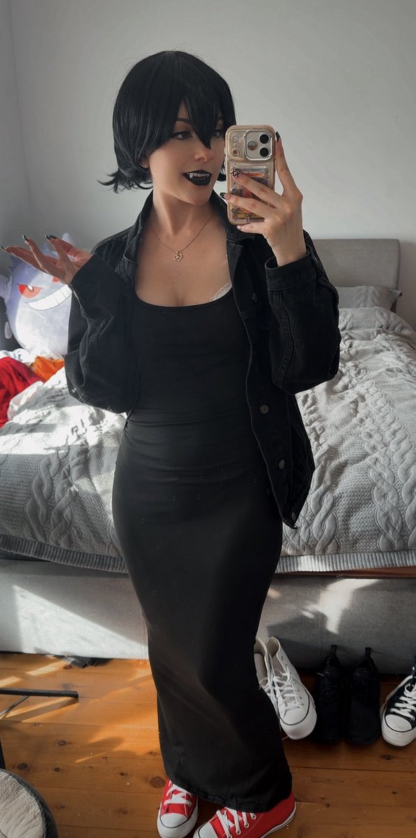 minacakes_12's tweet photo. A casual Mavis look<333 🦇
I just rewatched Hotel Transylvania, sooooo also Mavis will always wear her chucks no matter whatttt
#Mavis #cosplay #MavisDracula #fangs #OOTD https://t.co/739PoJGY5s