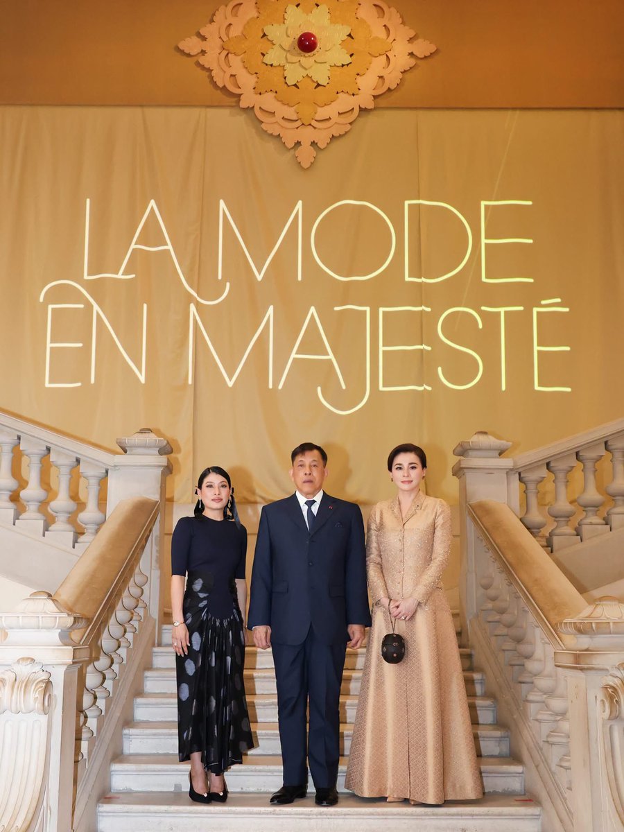 Skyboyz15's tweet photo. “ในหลวง พระราชินี” ทอดพระเนตรนิทรรศการราชพัสตราสู่สากล “La Mode en Majesté - Royal Thai Dress: From Tradition to Modernity“ ณ Musée des Arts Décoratifs กรุงปารีส สาธารณรัฐฝรั่งเศส ตามคำกราบบังคมทูลเชิญของสมเด็จพระเจ้าลูกเธอ เจ้าฟ้าสิริวัณณวรี นารีรัตนราชกัญญา
#ในหลวง #พระราชินี #พระราชินีสุทิดา 
#เจ้าฟ้าสิริวัณณวรี #ชุดไทยพระราชนิยม 
#expo_lamodeenmajeste #CHUDTHAI