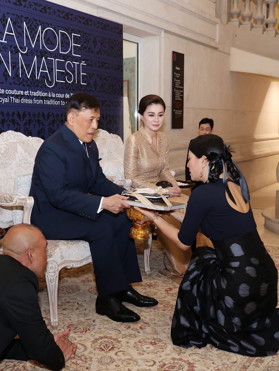 Skyboyz15's tweet photo. “ในหลวง พระราชินี” ทอดพระเนตรนิทรรศการราชพัสตราสู่สากล “La Mode en Majesté - Royal Thai Dress: From Tradition to Modernity“ ณ Musée des Arts Décoratifs กรุงปารีส สาธารณรัฐฝรั่งเศส ตามคำกราบบังคมทูลเชิญของสมเด็จพระเจ้าลูกเธอ เจ้าฟ้าสิริวัณณวรี นารีรัตนราชกัญญา
#ในหลวง #พระราชินี #พระราชินีสุทิดา 
#เจ้าฟ้าสิริวัณณวรี #ชุดไทยพระราชนิยม 
#expo_lamodeenmajeste #CHUDTHAI