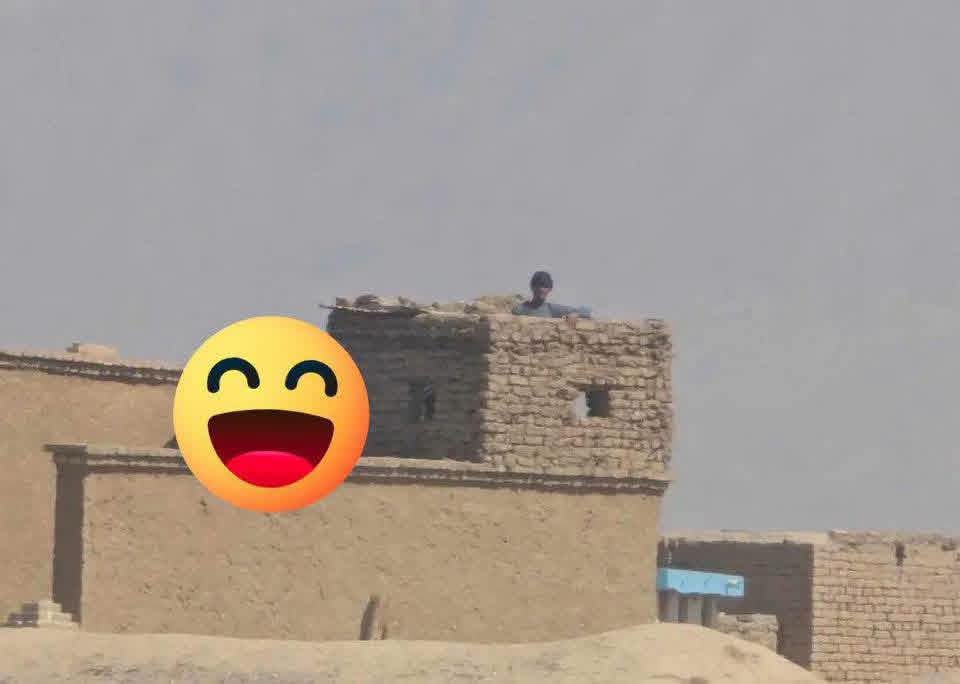 NaseerAhmadNH's tweet photo. این هم همان مکتب سرانان بلوچستان است؛ انگار اصلاً شاگردان خردسال ندارد. 
همه هموطنان ما را دیپورت کرده می روند، اما این طبقه ی  مn فور را قلم، کتابچه، تربیه و تعلیم میدهند تا به سطح لیسانس، ماستر و دکترا فارغ نمایند. https://t.co/echMfXTYcV