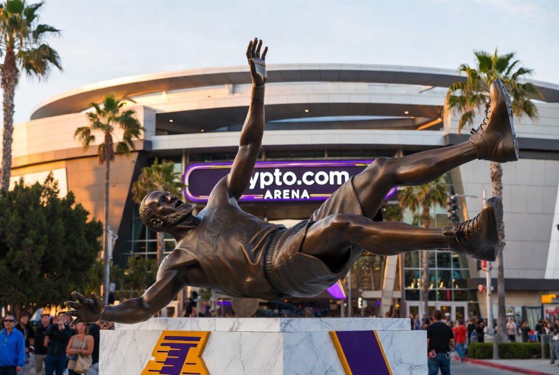 robertliefeld's tweet photo. The LeBronze Statue. https://t.co/sqZb7EUCPj