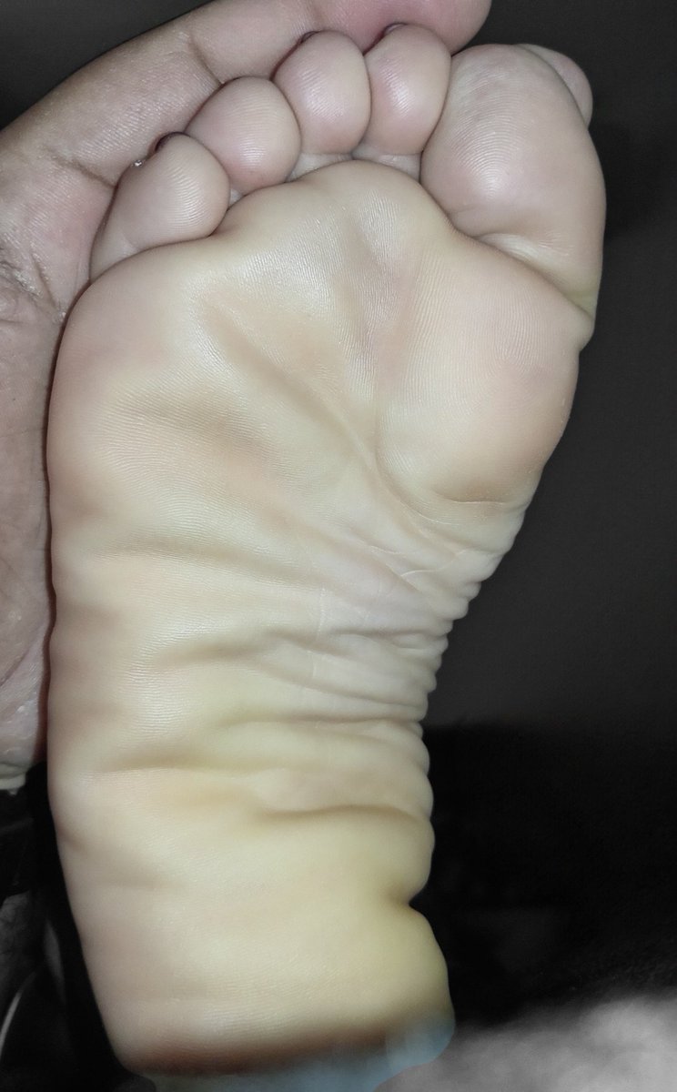 carminafeet12's tweet photo. Plantitas y Arrugas les desea Feliz Noche 👣🤗😘 #pies #piessudados #olor #oloraqueso #piesudados #dedos #dedogordo #deditos #footfetısh #feetfetısh #natural #foot #closeup #soles #plantadelospies #plantas #arrugas #dedosapretados #pedicure #rojo #fetiche #fetichistas https://t.co/3ll6yAAFVx