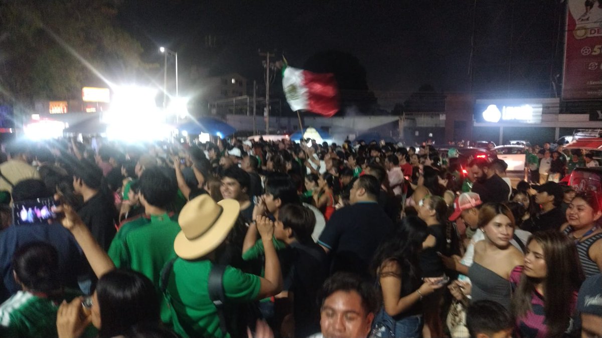 xevtfm's tweet photo. #EnFotos🎶🇲🇽Así luce "El Caballito" donde está #Chemaney festejando el triunfo de México https://t.co/0YWR3Rf10a