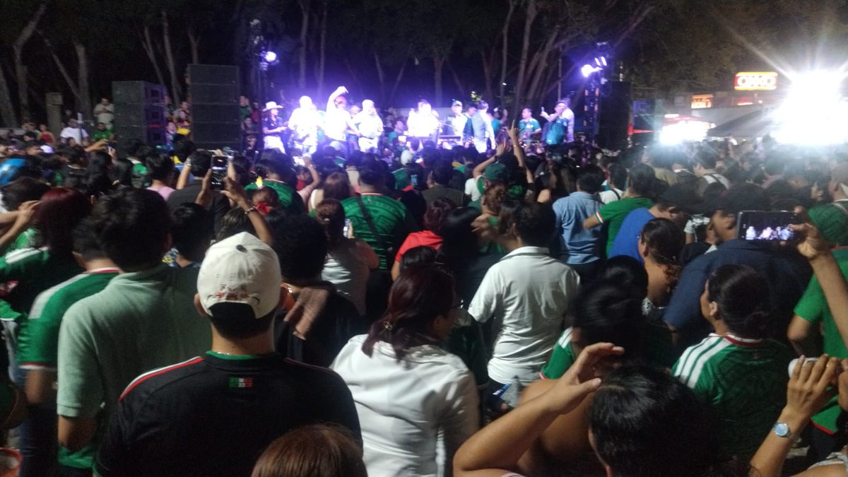 xevtfm's tweet photo. #EnFotos🎶🇲🇽Así luce "El Caballito" donde está #Chemaney festejando el triunfo de México https://t.co/0YWR3Rf10a
