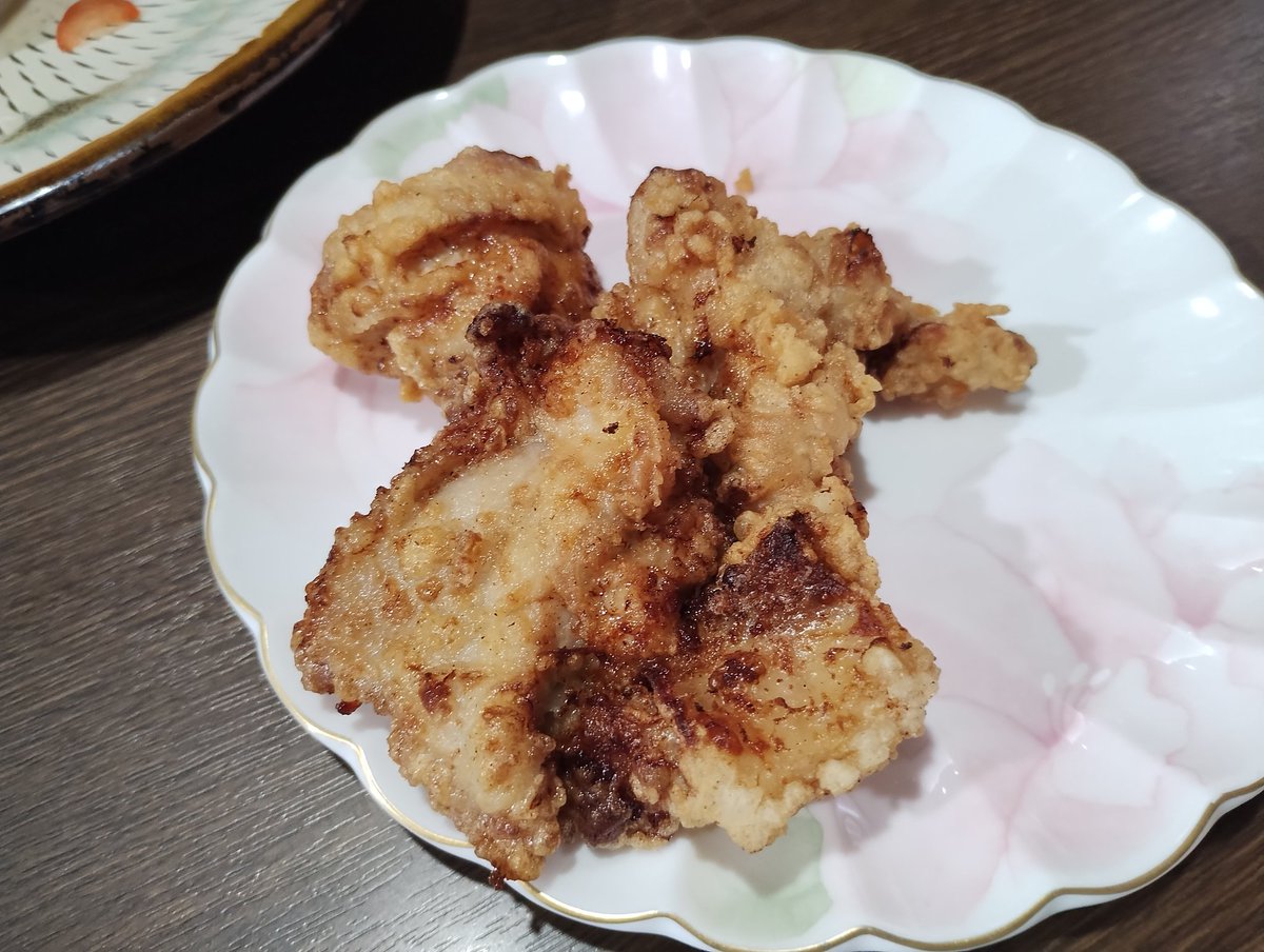 aki_e34's tweet photo. 今日のランチは城北公園近くにある『おやじのキッチン元気』のまんぷくランチ(日替わり+唐揚げ、ご飯大盛り)を頂きました。揚げ物はもちろんだけど、胡麻だれ豆腐やポリポリ大根が美味しくてご飯が進みました〜
オヤジさん１人で切り盛りされてるので頑張って欲しい https://t.co/8xnAbPXky1