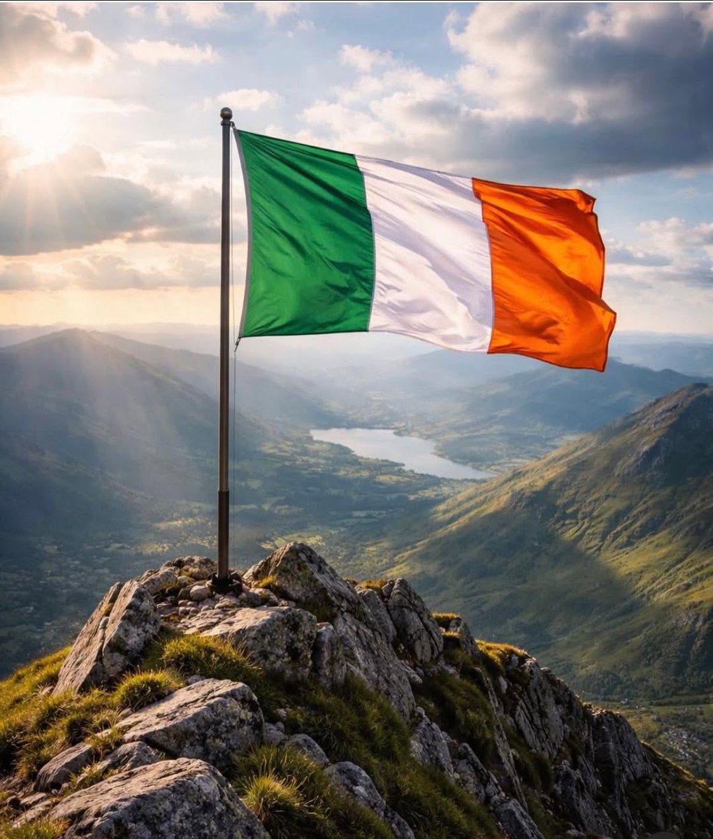 lorraineelizab6's tweet photo. Thomas Francis Meagher famous for receiving Irish flag, 1848. “The white in the centre signifies a lasting truce between Orange and Green and I trust that beneath its folds the hands of Irish Protestants and Irish Catholics may be clasped in generous and heroic brotherhood.” 🇮🇪 https://t.co/3uxKIvG1Kf