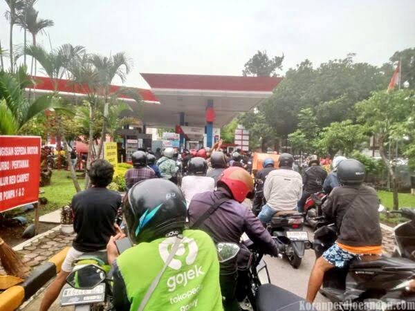 Jateng_Twit's tweet photo. 2021 berburu masker &amp; hand sanitizer
2022 berburu minyak goreng 
2023 berburu set top box
2024 berburu serangan fajar 
2025 berburu gas elpiji 3kg
2026 Berburu BBM
2027 ... https://t.co/YwRp7NHd5l