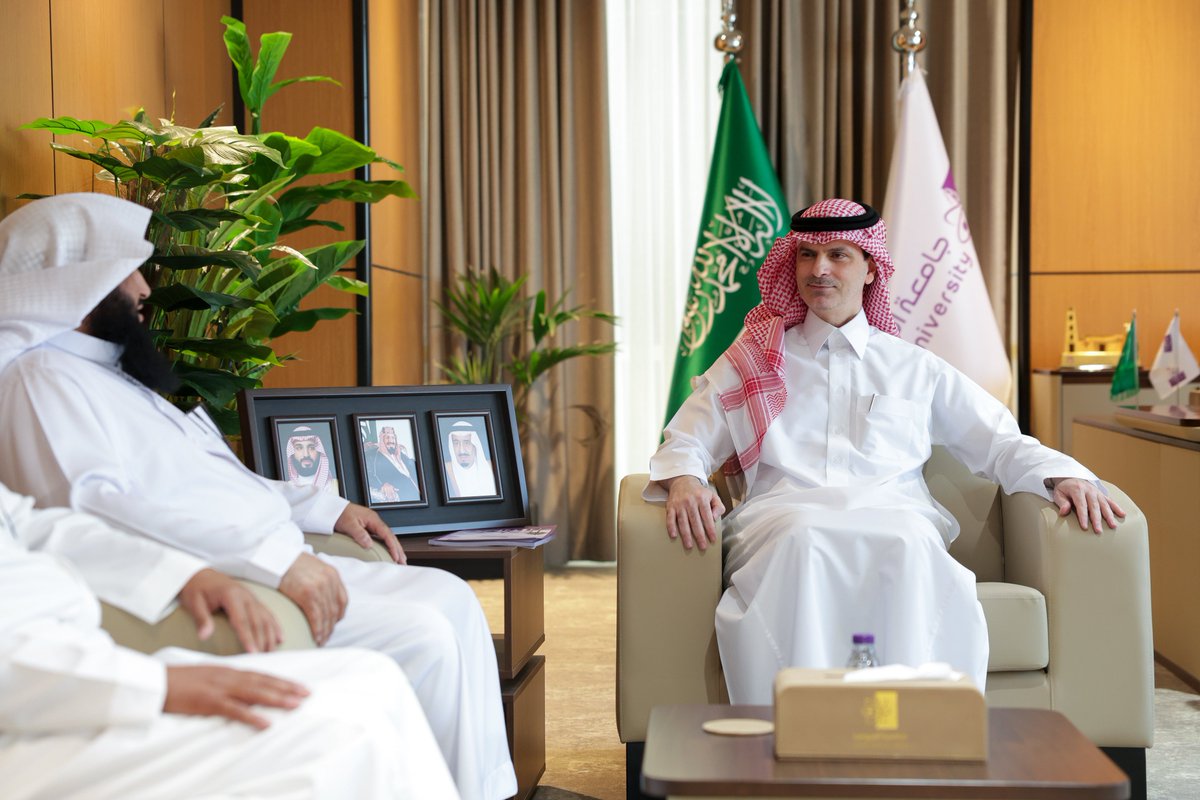 JoufUniversity's tweet photo. #خبر |
رئيس #جامعة_الجوف أ.د. محمد بن عبدالله الشايع، يستقبل الرئيس التنفيذي للكلية التطبيقية والمدير التنفيذي لفرع الكلية بطبرجل و يطّلع على التقرير السنوي للكلية مؤكدًا على استمرار الكلية التطبيقية في أداء دورها بوصفها أحد المسارات التعليمية المهمة في الجامعة، ومشيدًا بما تقدمه من برامج تطبيقية ومهنية تسهم في إعداد كوادر وطنية مؤهلة، وتمكين الطلبة من المهارات والمعارف التي تتوافق مع احتياجات سوق العمل، وتدعم مستهدفات التنمية الوطنية ورؤية المملكة 2030.
https://t.co/PPu7kzK6kZ
