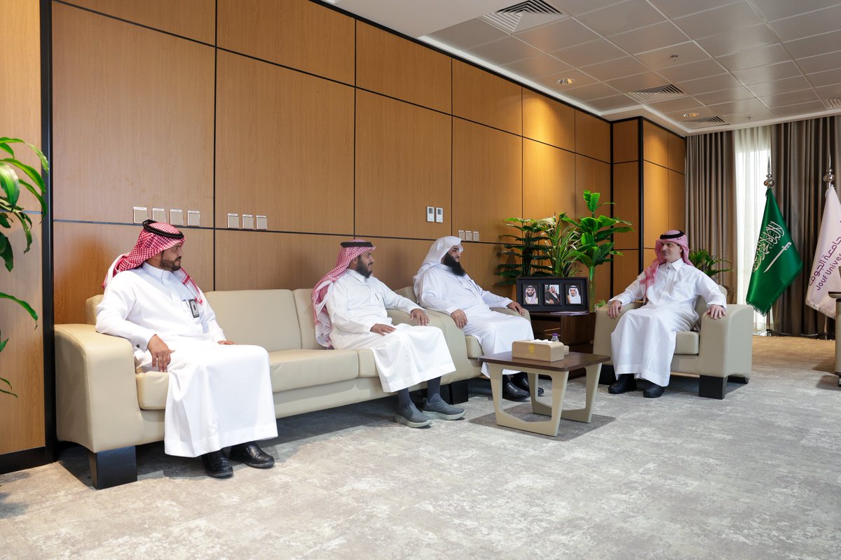 JoufUniversity's tweet photo. #خبر |
رئيس #جامعة_الجوف أ.د. محمد بن عبدالله الشايع، يستقبل الرئيس التنفيذي للكلية التطبيقية والمدير التنفيذي لفرع الكلية بطبرجل و يطّلع على التقرير السنوي للكلية مؤكدًا على استمرار الكلية التطبيقية في أداء دورها بوصفها أحد المسارات التعليمية المهمة في الجامعة، ومشيدًا بما تقدمه من برامج تطبيقية ومهنية تسهم في إعداد كوادر وطنية مؤهلة، وتمكين الطلبة من المهارات والمعارف التي تتوافق مع احتياجات سوق العمل، وتدعم مستهدفات التنمية الوطنية ورؤية المملكة 2030.
https://t.co/PPu7kzK6kZ