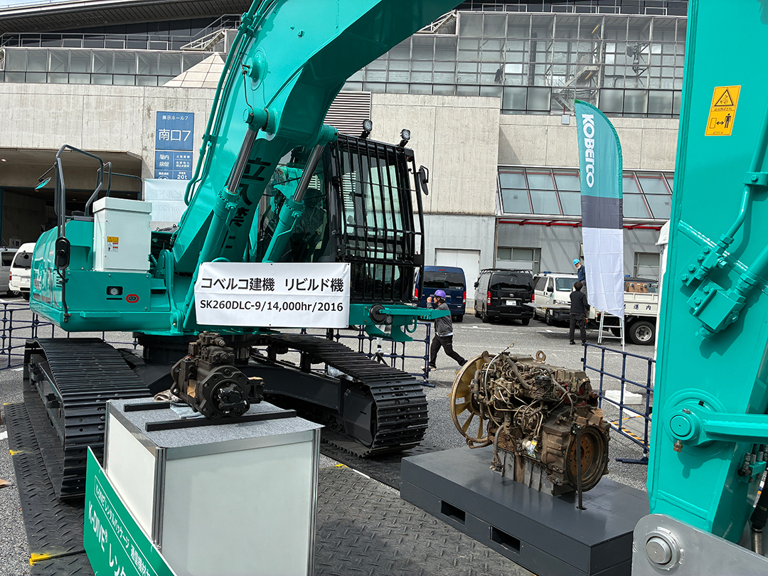 kobelcokenki's tweet photo. ／
古くなった機械を、
次に使う誰かと、地球のために再生🔧
＼
写真のショベル、なんと13,000時間以上稼働した機体です。
機能・性能の復元はもちろんのこと、外観も見違えるほどきれいになっています✨
（ウエイトの左半分は元の状態をシールで再現、右半分は補修後） https://t.co/UG6JgZzUrM