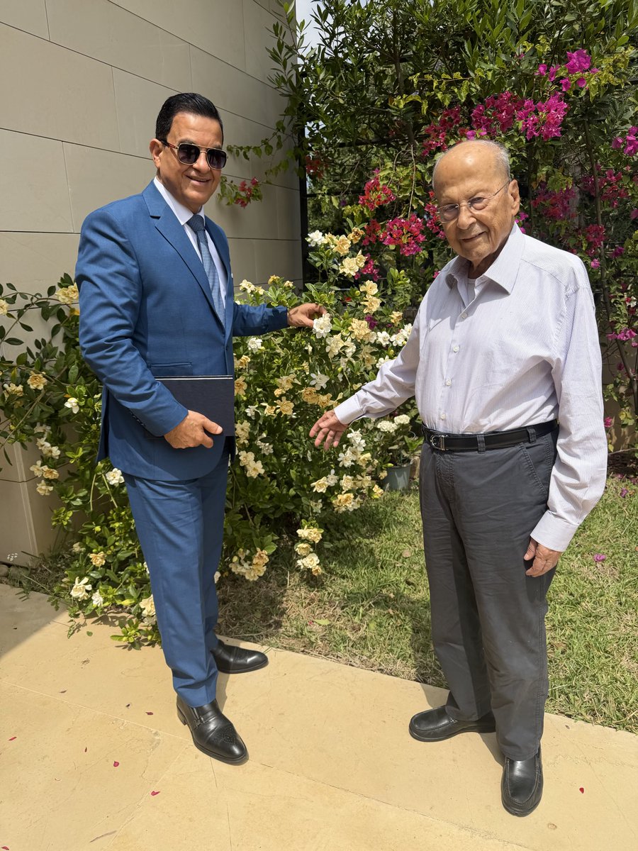 samykleyb's tweet photo. سألت الرئيس اللبناني السابق ميشال عون عن رأيه بالأوضاع الحاليّة، فابتسم وقال :" فتّوش" .. 😂. اعتقد أنّه على حق حيث تمر البلاد في صراع طواحين الهواء .  
ثم اطلعني على دراسة مهمة أعدّها عن الدولة المدنية وصراعها مع الطوائف، فسألته لماذا لم يطبقها في عهده، فكشف أمورًا حول مواقف الأطراف من هذه المسألة ومن الغاء الطائفية تجعل الجميع دون استثناء متآمرين فعلاً على فكرة الدولة اللاطائفية، ذلك ان الطائفية هي سر بقاء كل الذين لاجل مصالحهم حاربوا قيام الدولة وما يزالون …